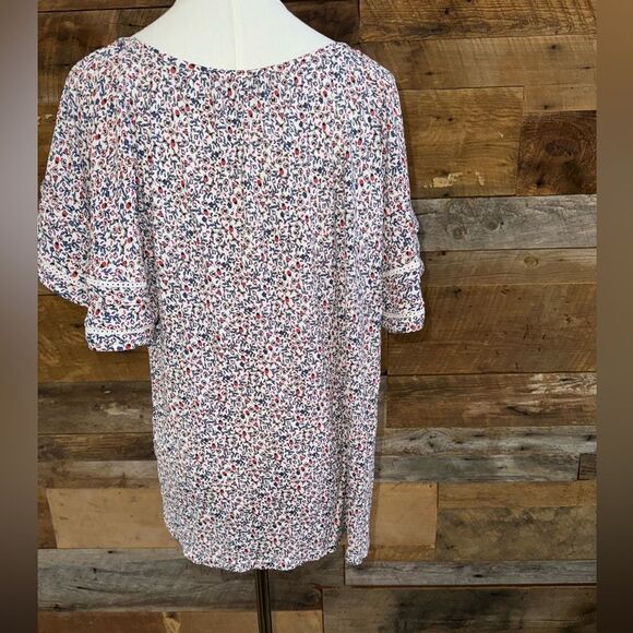 Loft butterfly sleeves perfect this flowy top with easy-going touch of romance. - Picture 5 of 15